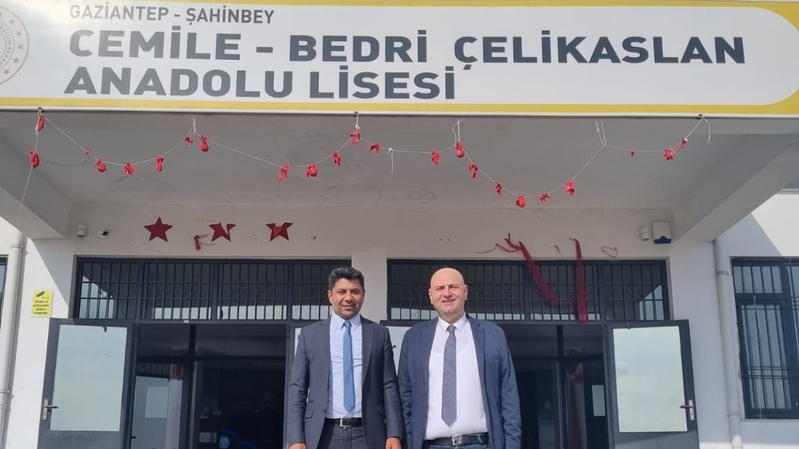 29 Ekim Cumhuriyet Bayramı'nın 100. Yıl Kutlamaları kapsamında okulumuzda Doç.Dr. Yunus Emre TANSÜ'nün sunumlarıyla 'Türkiye Yüzyılı ve Atatürk' konulu konferans gerçekleştirildi.